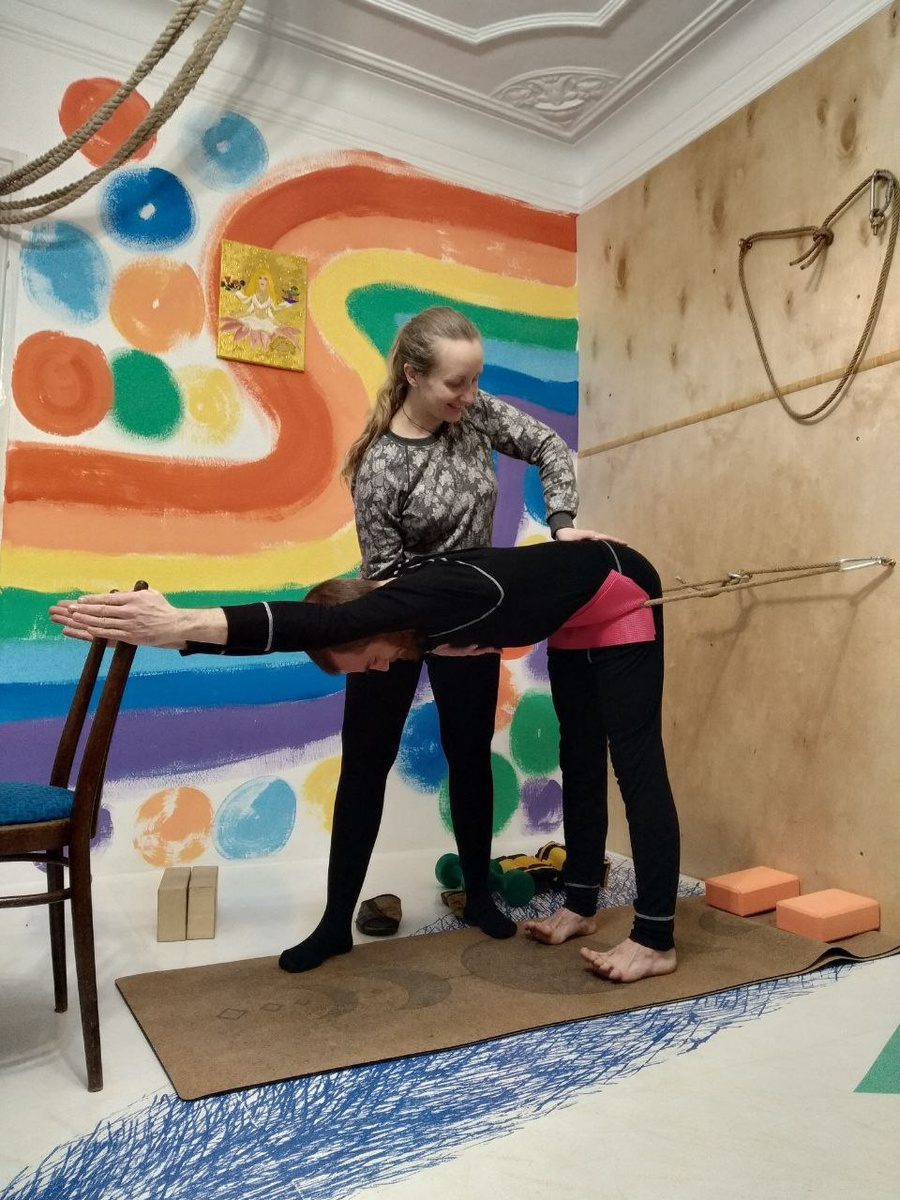 А здесь я на седьмом месяце беременности практикую, как инструктор, йогатерапию и осваиваю, практикую йогатерапевтические техники по Айенгару в модификации моего учителя йогатерапии Елены Кей (школа DoYoga, СПб), 2020 год