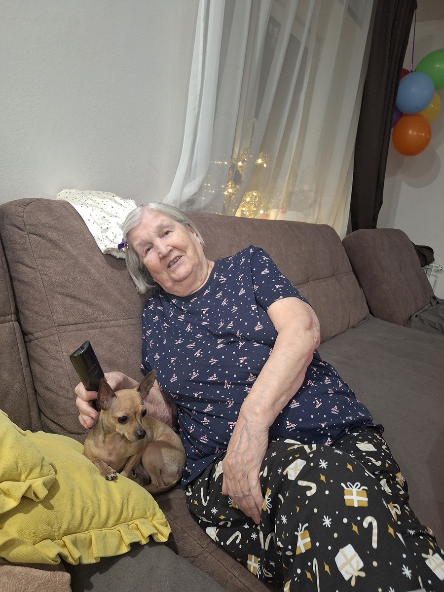 возле бабули спокойнее, а то все норовят затоптать.