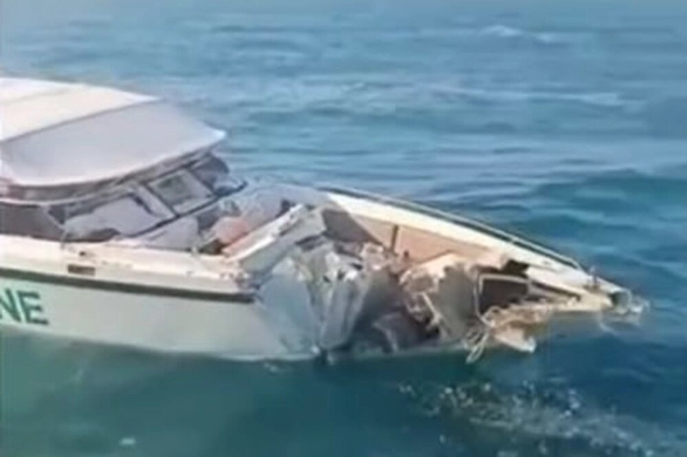    Траулер не пострадал, тогда как скоростному катеру оторвало половину носа. Фото: кадр из видео