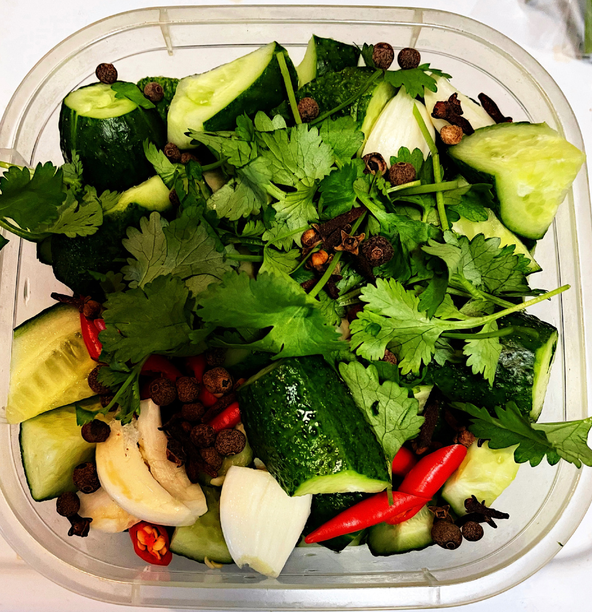 Огурцы, соль, чеснок, чили (другие специи), уксус, сахар, соевый соус 