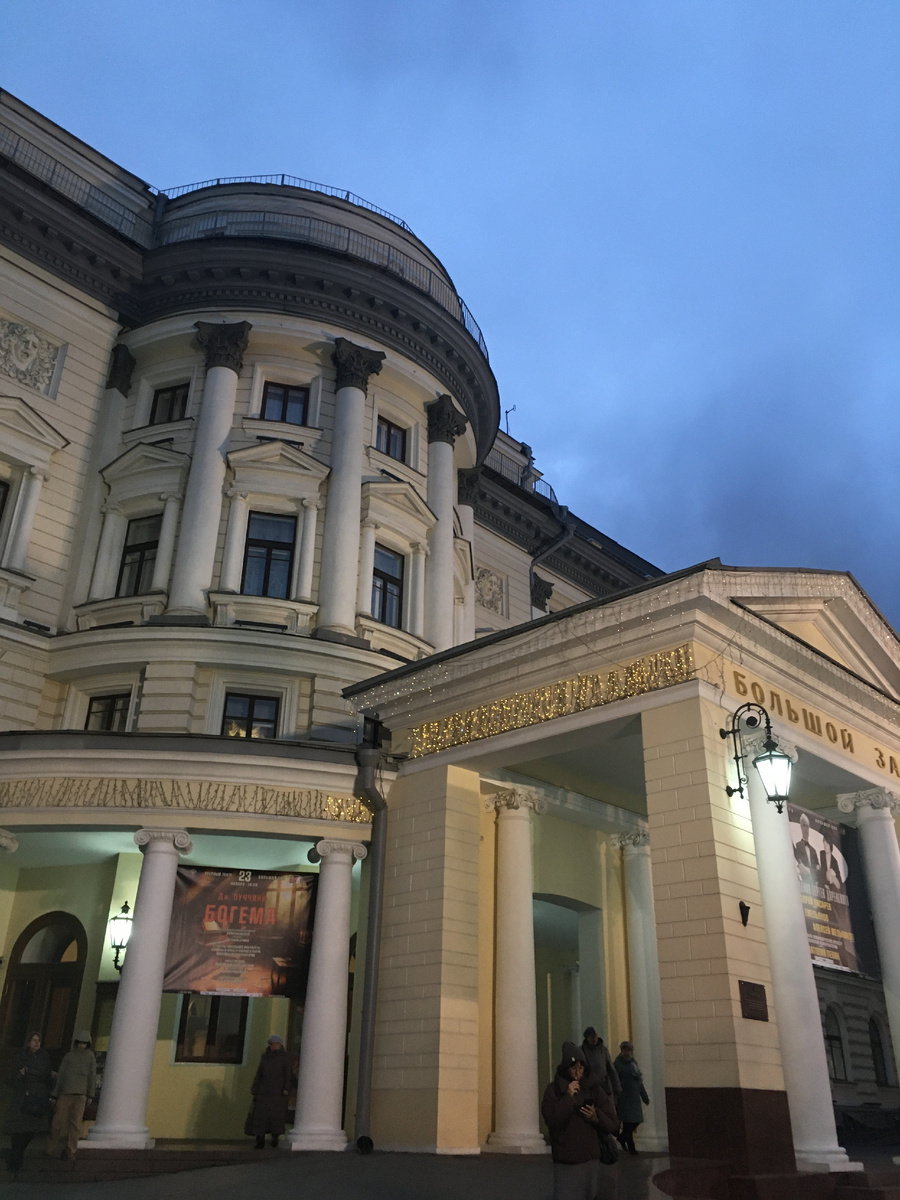 У главного входа в Большой зал Московской консерватории