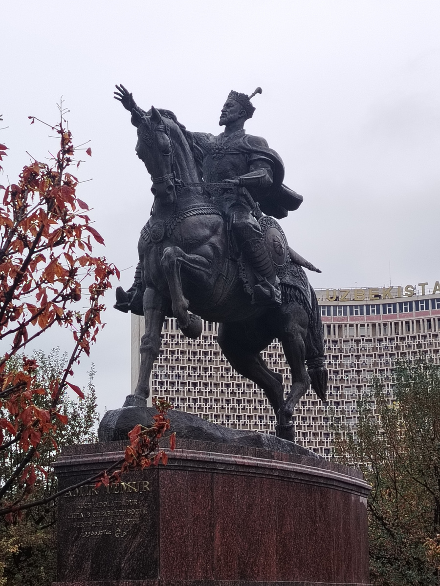 Памятник Амиру Темуру (Тамерлану) в Ташкенте. Фото автора