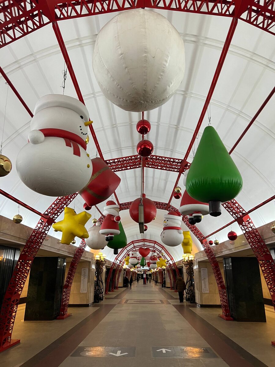 Станция метро "Трубная" в Москве, неожиданно крашенная к новому году. 10 января 2026 года. Фото из личного архива автора. 