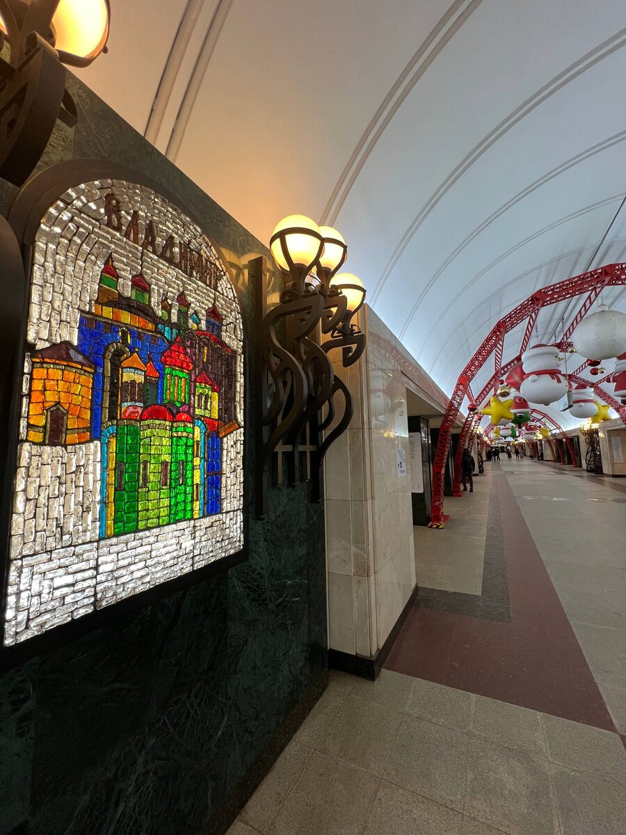 Потрясающие настенные панно на станции метро "Трубная" в Москве. Мозаика словно светится изнутри. Фото из личного архива автора. 