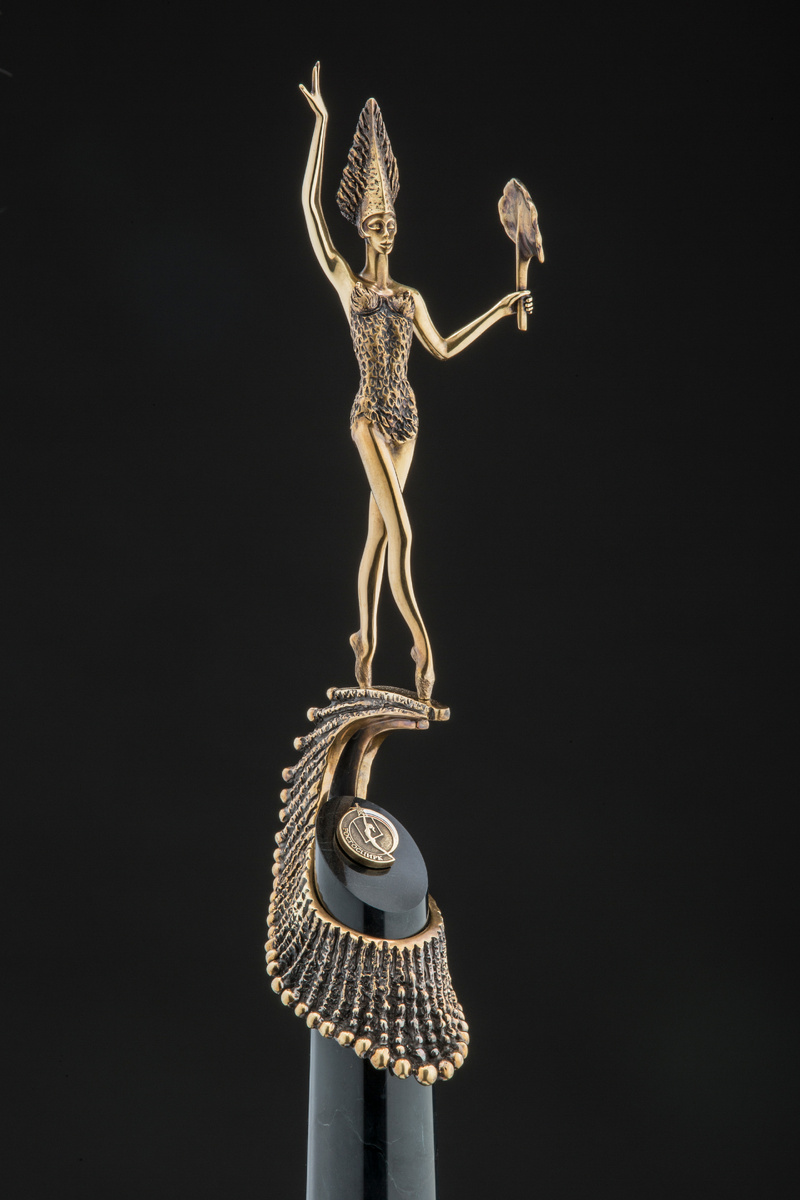 Скульптура "Канат Судьбы" - символ риска цирковой профессии, но и в жизни людям приходится балансировать. Бронза, яшма. Скульптор Виктор Митрошин. Фото: Александр Соколов.