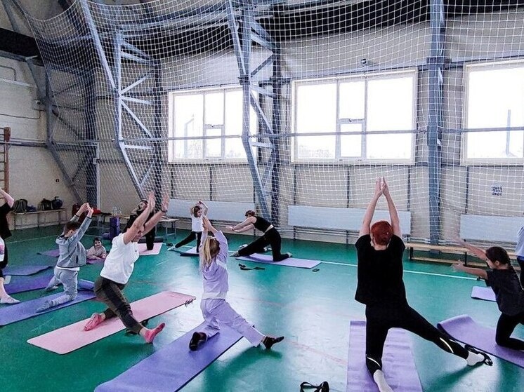     В Шимске прошли занятия по йоге. Фото: пресс-служба Минспорта по Новгородской области