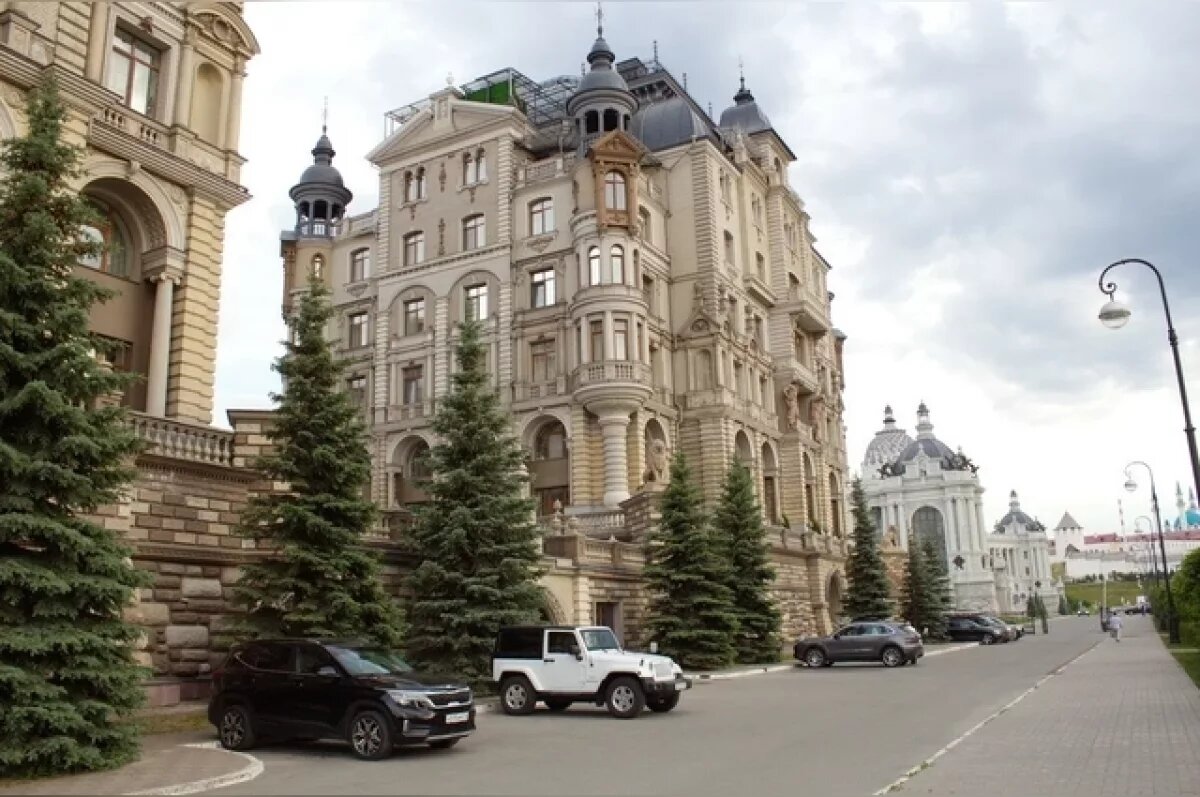    Объект расположен в историческом центре города, в доме дворцового стиля на улице Федосеевской.