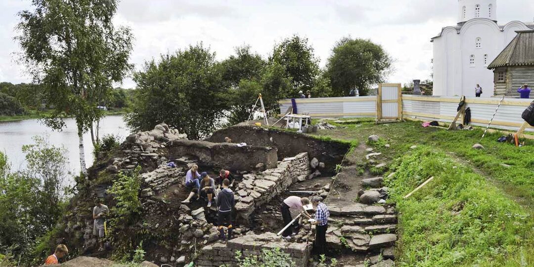 🔍 Улика Рюрика: раскоп 2025 нашёл подвеску, которая меняет всё