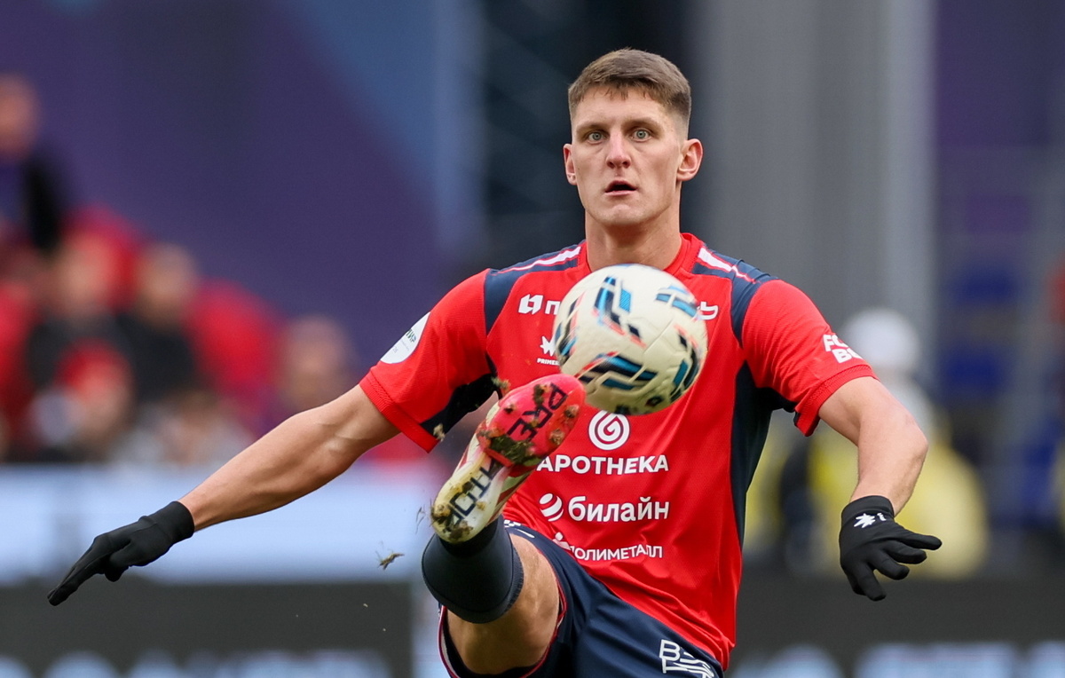    Защитник "Зенита" Игорь Дивеев  Сергей Савостьянов/ТАСС