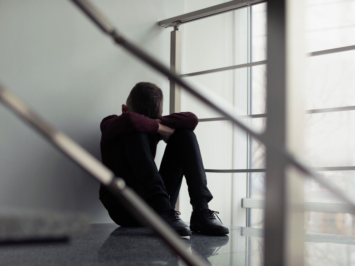    Грустный мальчик сидит на лестнице | © Depositphotos.com / liudmilachernetska