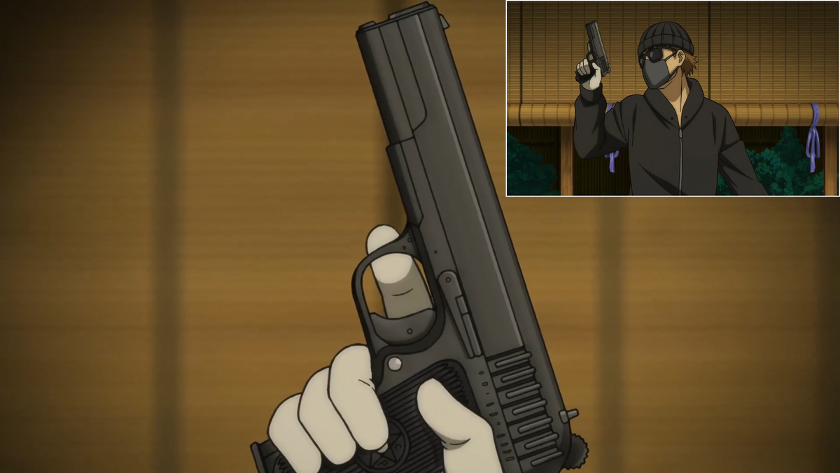 Кадры из аниме-сериала “Тодзима хочет стать Камен-Райдером” (2025-2026 годы). Здешний бандит держит ТТ довоенного образца, что видно уже по широким насечкам на затворе (у «Чёрной звезды» насечки тоньше). К тому же: вокруг звезды на рукояти можно увидеть часть надписи «СССР» (в отличие от ТТ, китайские пистолеты не имеют такой надписи). Правда, столь мелкая надпись обычно отсутствует в других аниме – ради экономии времени художников (например, её нет на довоенных ТТ из “Чёрной Лагуны”). Листайте вправо.