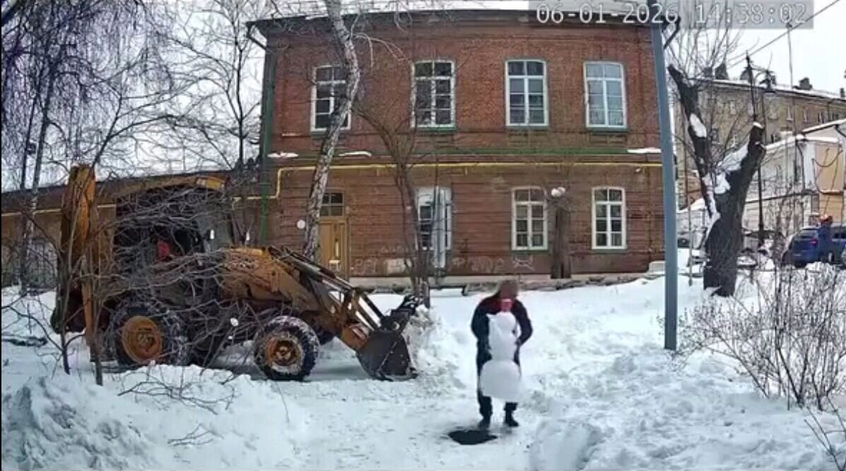    Коммунальщик в Оренбурге спас снеговика   Соцсети