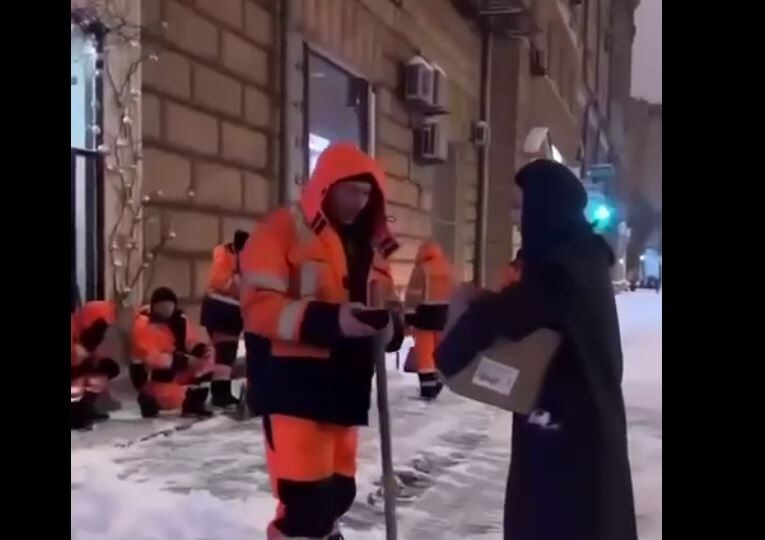 Про мигрантов и наших. Москвичка вышла покормить уборщиков улиц бутербродами и сняла это на видео