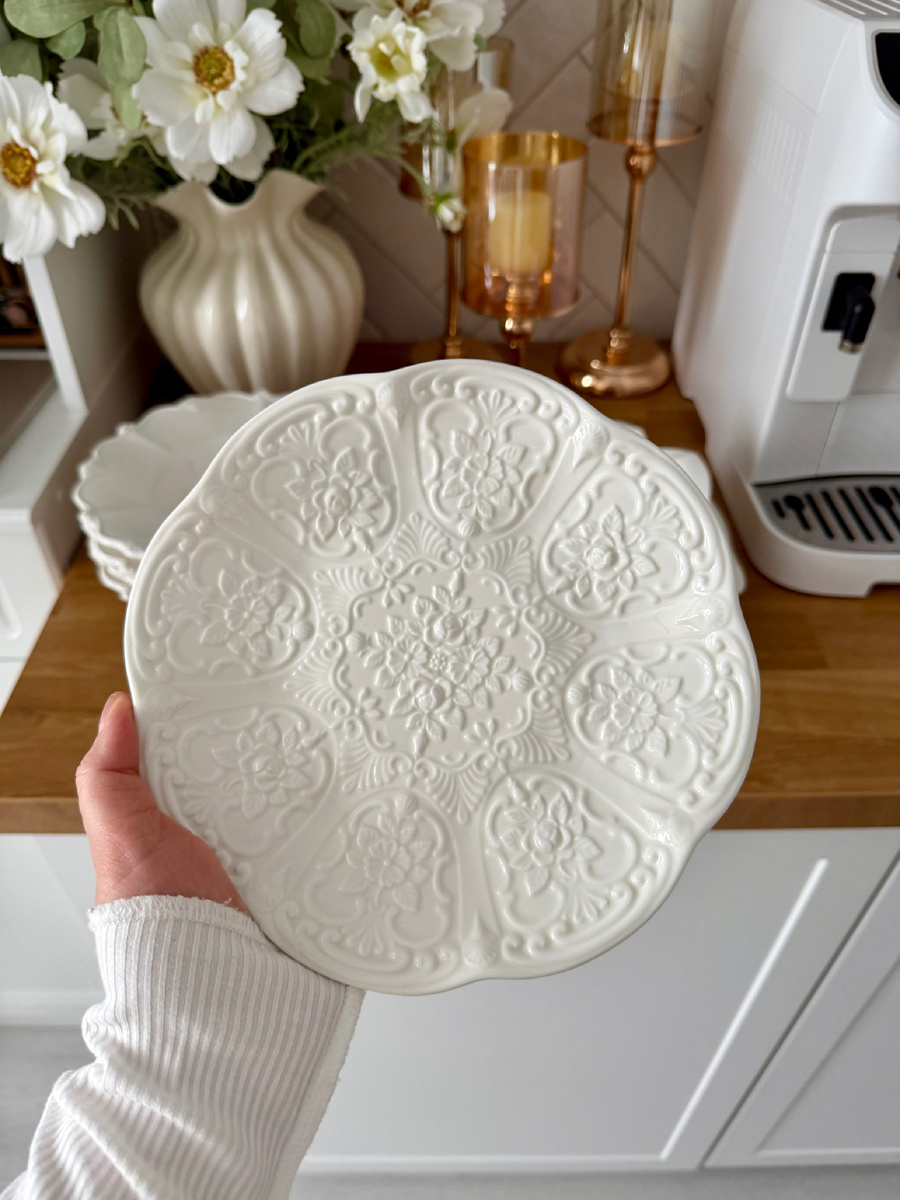 Современная тарелка в винтажном стиле.