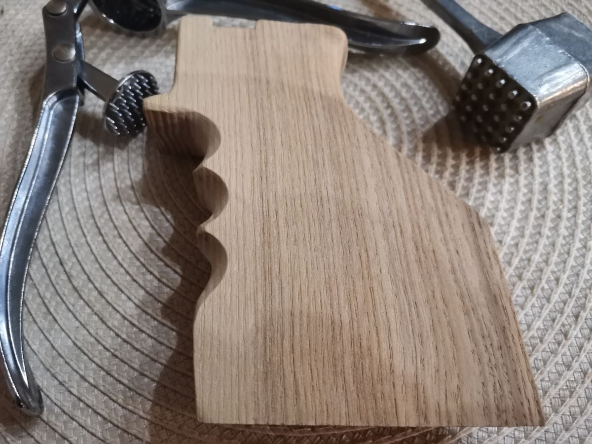 Для начала сделаем на рукояти противоскользящие насечки для ладони