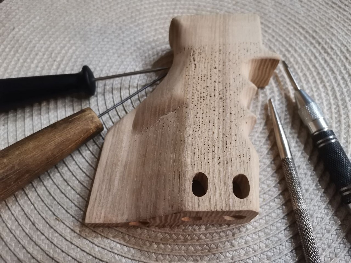 Воспользуемся накалыванием поверхности рукояти обычным шилом