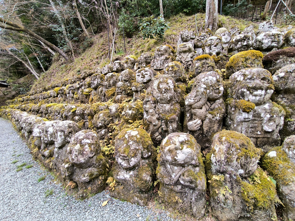 В Отаги Ненбуцу‑дзи около 1200 таких неповторяющихся фигур