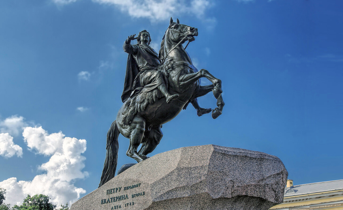 Памятник Петру I «Медный Всадник» на Сенатской площади Санкт-Петербурга, скульптор Этьен Морис Фальконе. На постаменте выполнена надпись «ПЕТРУ перьвому ЕКАТЕРИНА вторая лѣта 1782». 