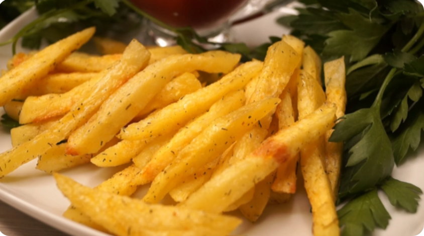 Вкуснятина из картофеля за 5 минут без возни. Получается ничуть не хуже жареного во фритюре, не слишком зажаренный, но такой же хрустящий...