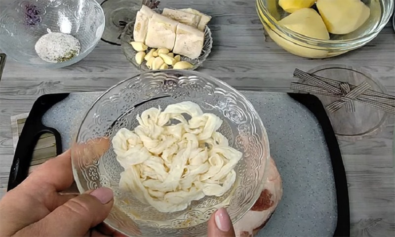 Картофельная колбаса по-цыгански: домашний деликатес, который захочется готовить снова и снова