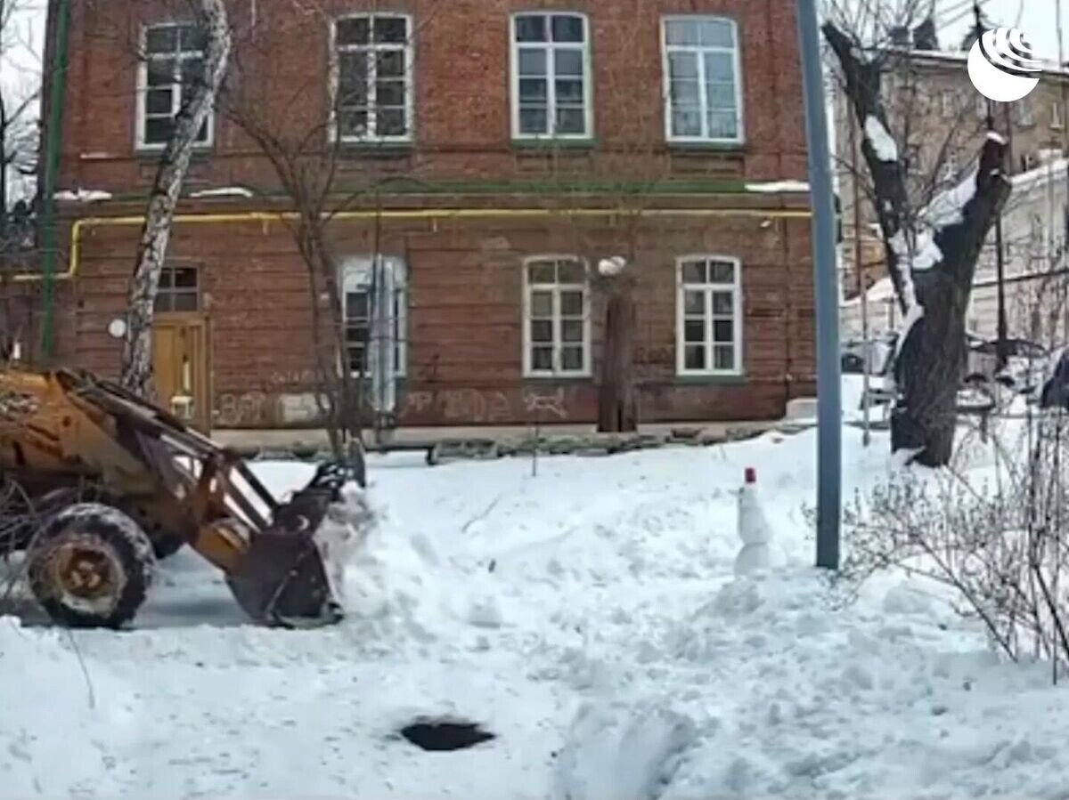    Коммунальщик пощадил снеговика во время уборки в Оренбурге | © соцсети