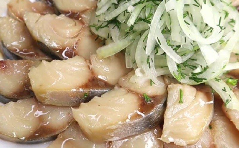 Секрет идеальной скумбрии: как засолить рыбу дома за пять минут и удивить всех вкусом «красной рыбы»