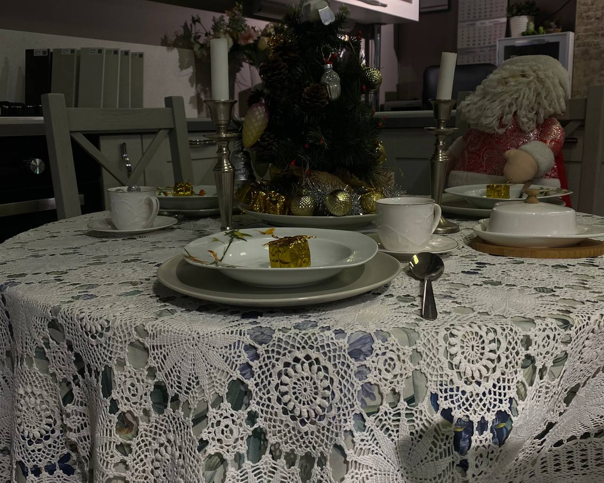 Здесь не посуда, а скатерть. Создает совсем другую атмосферу.