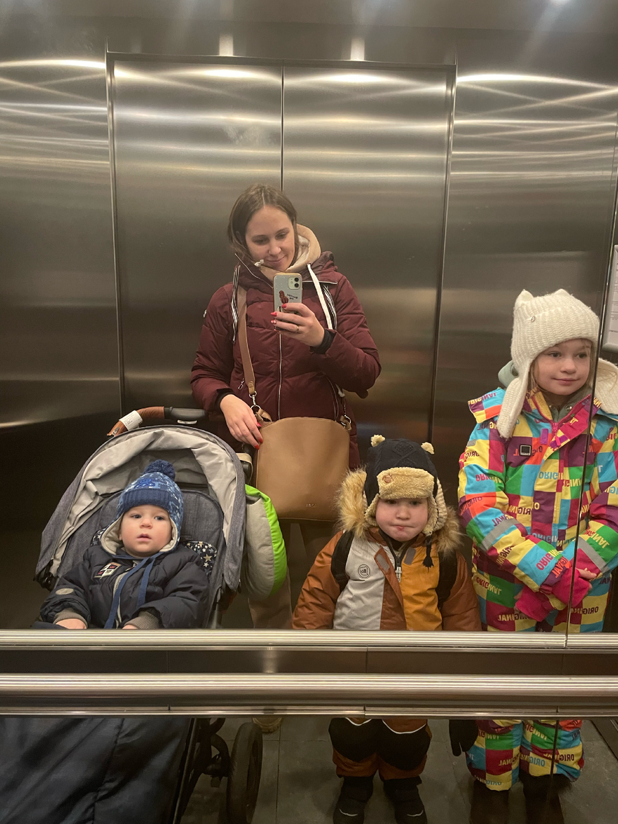 спускаемся в лифте после досмотра. команда была одеться, все оделись) 