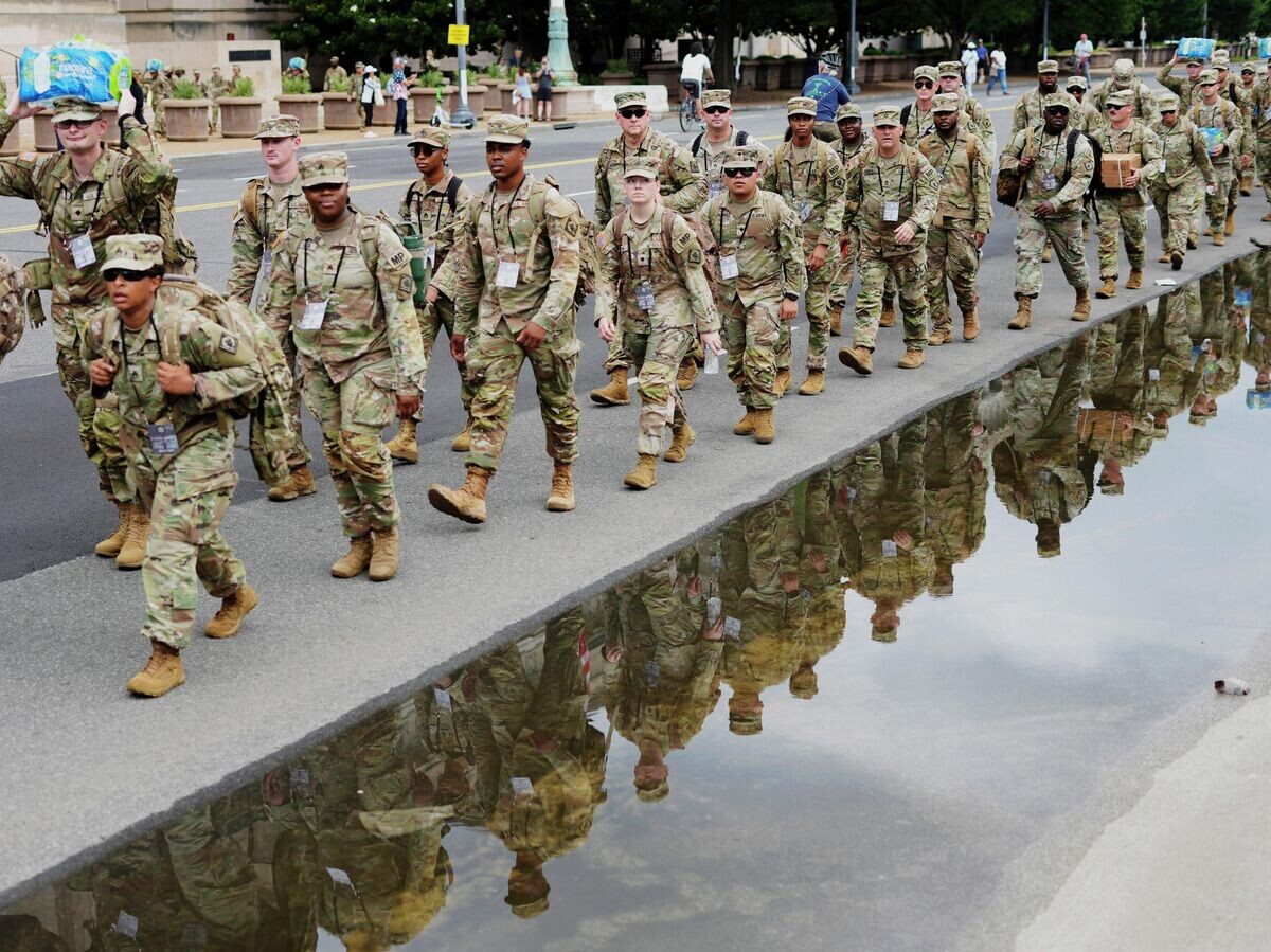    Солдаты армии США в Вашингтоне перед парадом в честь 250-летия армии и 79-летия президента Дональда Трампа | © AP Photo / Pablo Martinez Monsivais
