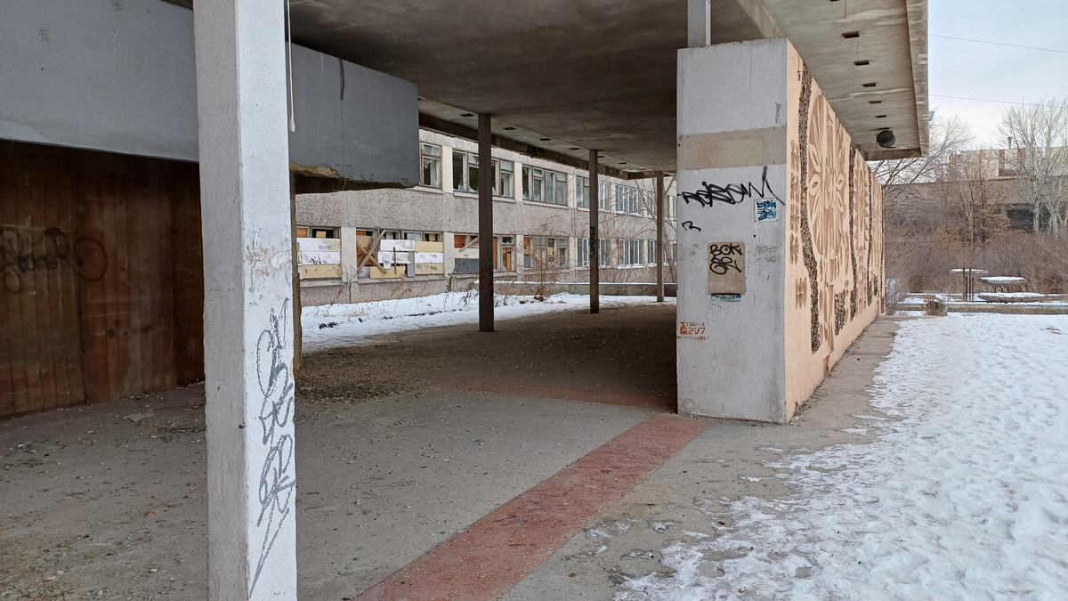 Здесь были огромные витражные окна, теперь ржавые листы железа. Фото автора