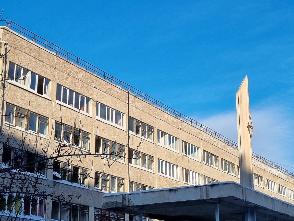 Окон местами нет, целые стеклопакеты смотрятся странно. Январь 2026. Фото Никита Снитько, Магнитогорск