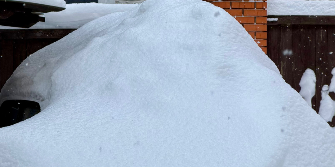 Сугробы у меня во дворе