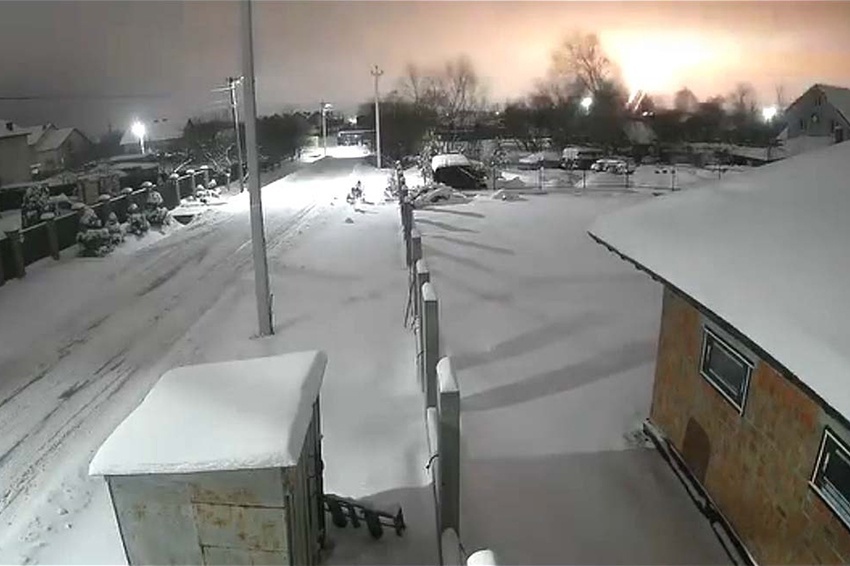    По словам очевидцев, все небо озарило ярким светом и из-за туч к земле устремились 6 огненных "молний". / Соцсети