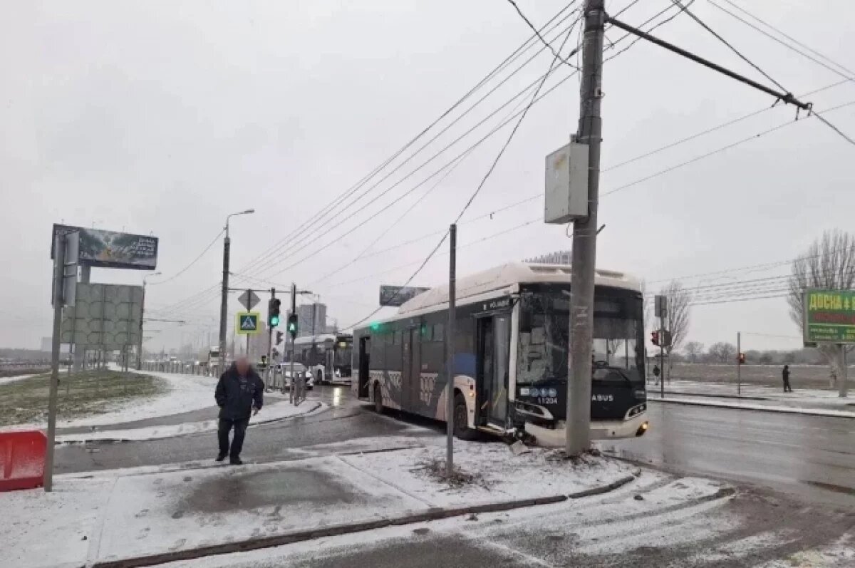    Автобус врезался в столб у ТРК «Акварель»: 4 пострадавших