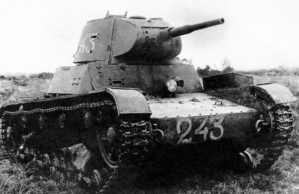 Легкий советский танк Т-26. Такие устраревшме танки в основном и стояли на вооружении механизированных корпусов Красной Армии в июне 1941 года. Фото из открытых источников