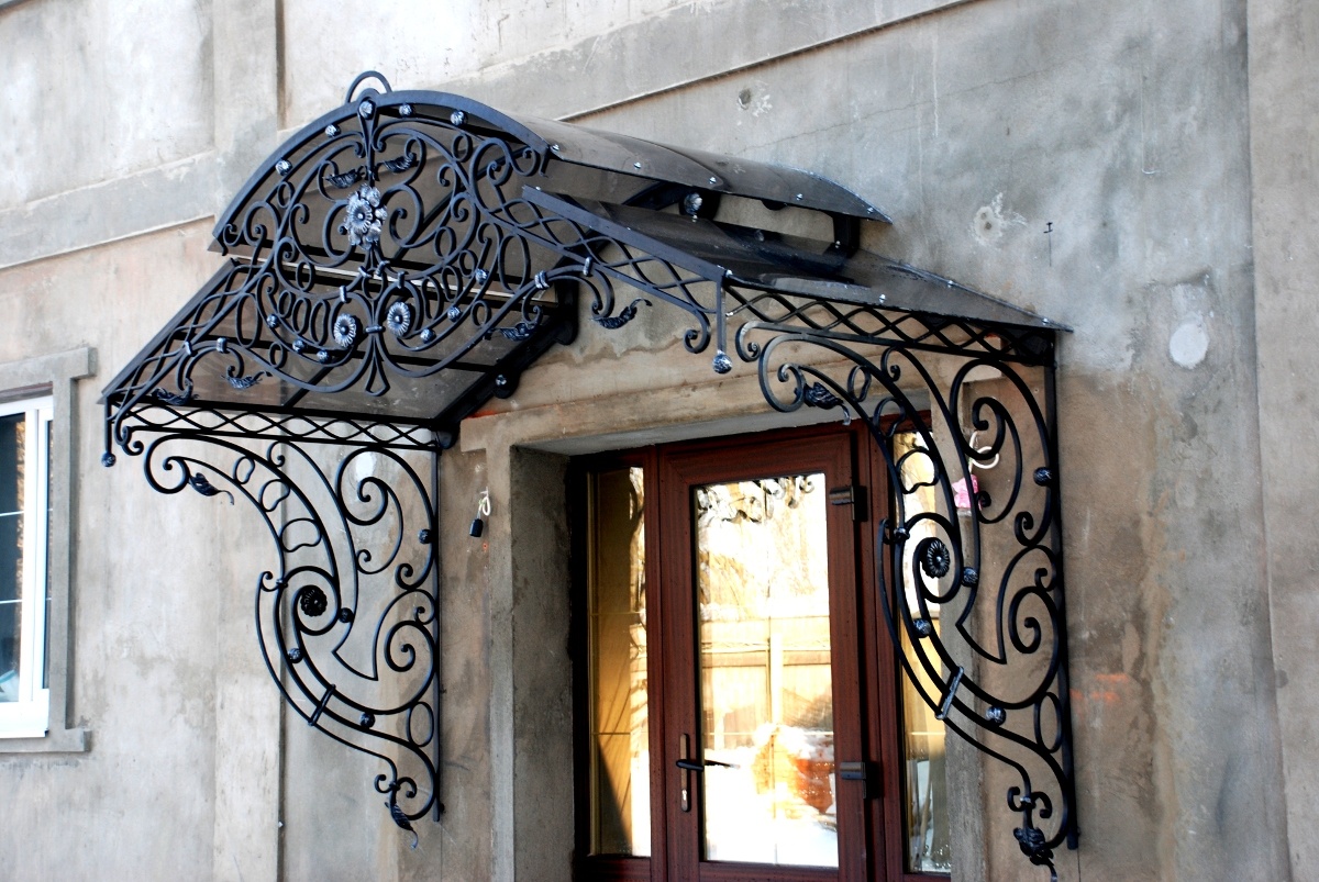 Кованый козырек - наипопулярнейшая кража и маркер того, что на сайте есть еще краденый контент, а в предоставляемой мастерской нет нормального художника, и работ у мастерской своих достойных рекламного материала тоже нет.