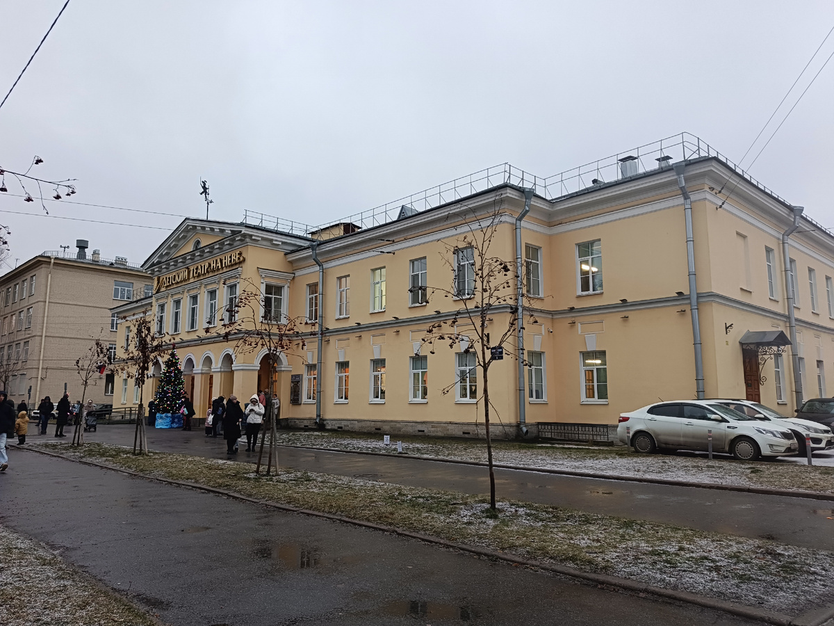 Здание театра снаружи. В этот день выпал тот самый снежок, который после нового года превратился в полноценные сугробы