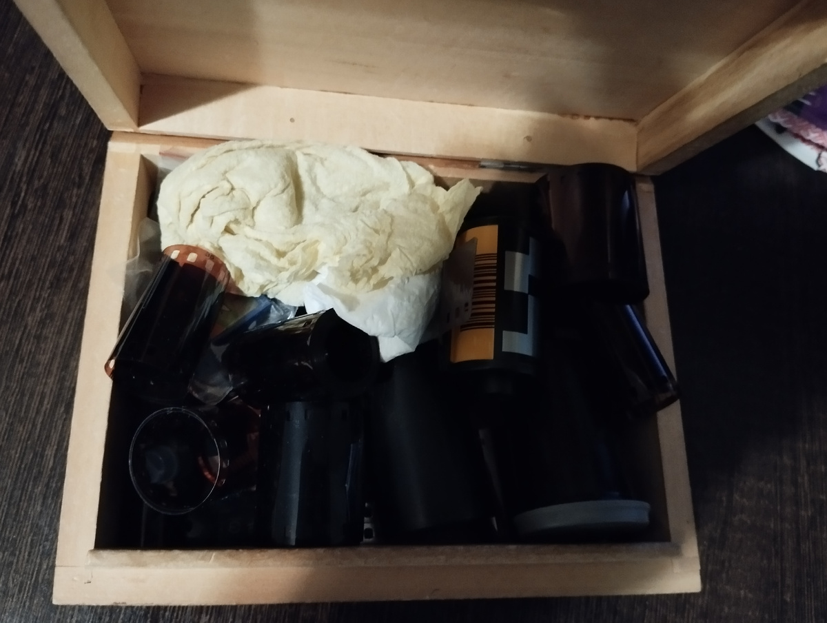 Шкатулка с плёнками и не только 1985 года. Есть конца 70-х. Все в печальном состоянии, кроме отдельных кадров. Естьи непроявленные, не знаю, что с ними делать!?