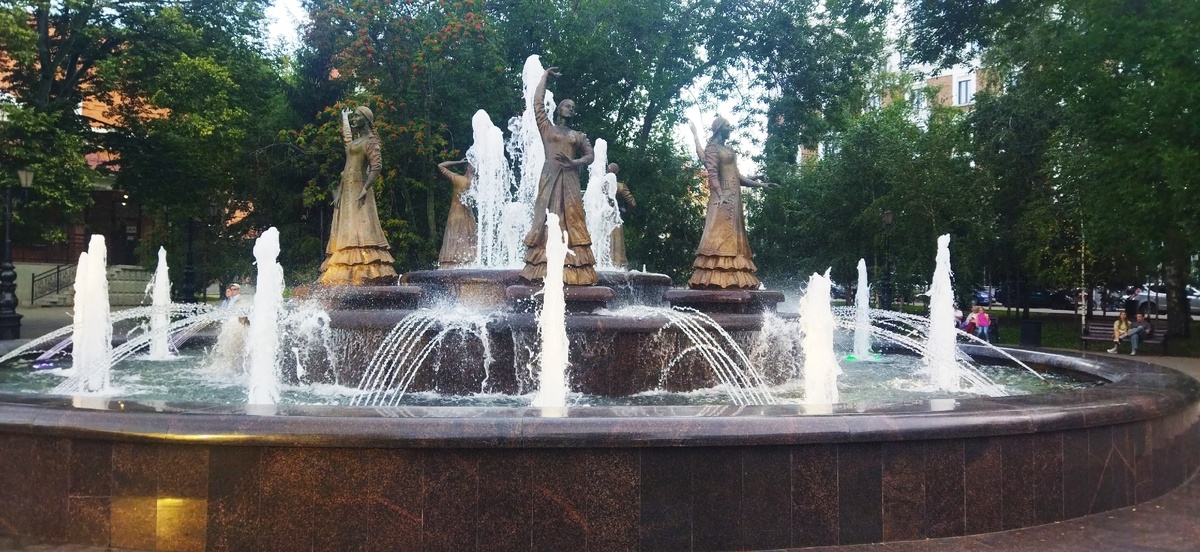 Фонтан в Уфе "Семь девушек"...