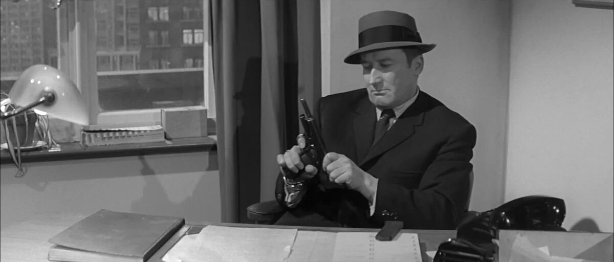 Это не частный детектив Майк Хаммер, а его создатель - американский писатель и "миссионер" Микки Спиллейн. 