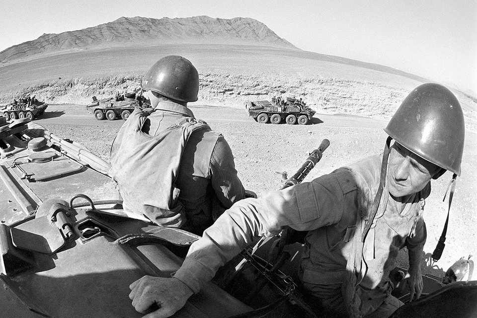    Советские мотострелки на марше в Афганистане, 1988 г. Фото Валерия Зуфарова и Бориса Кавашкина /Фотохроника ТАСС/