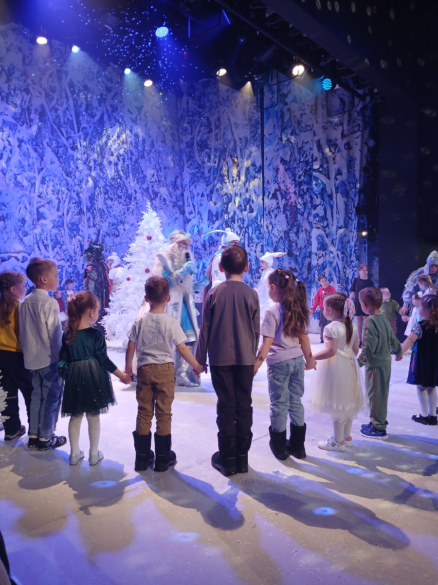 Игры у елки в ТЮЗе