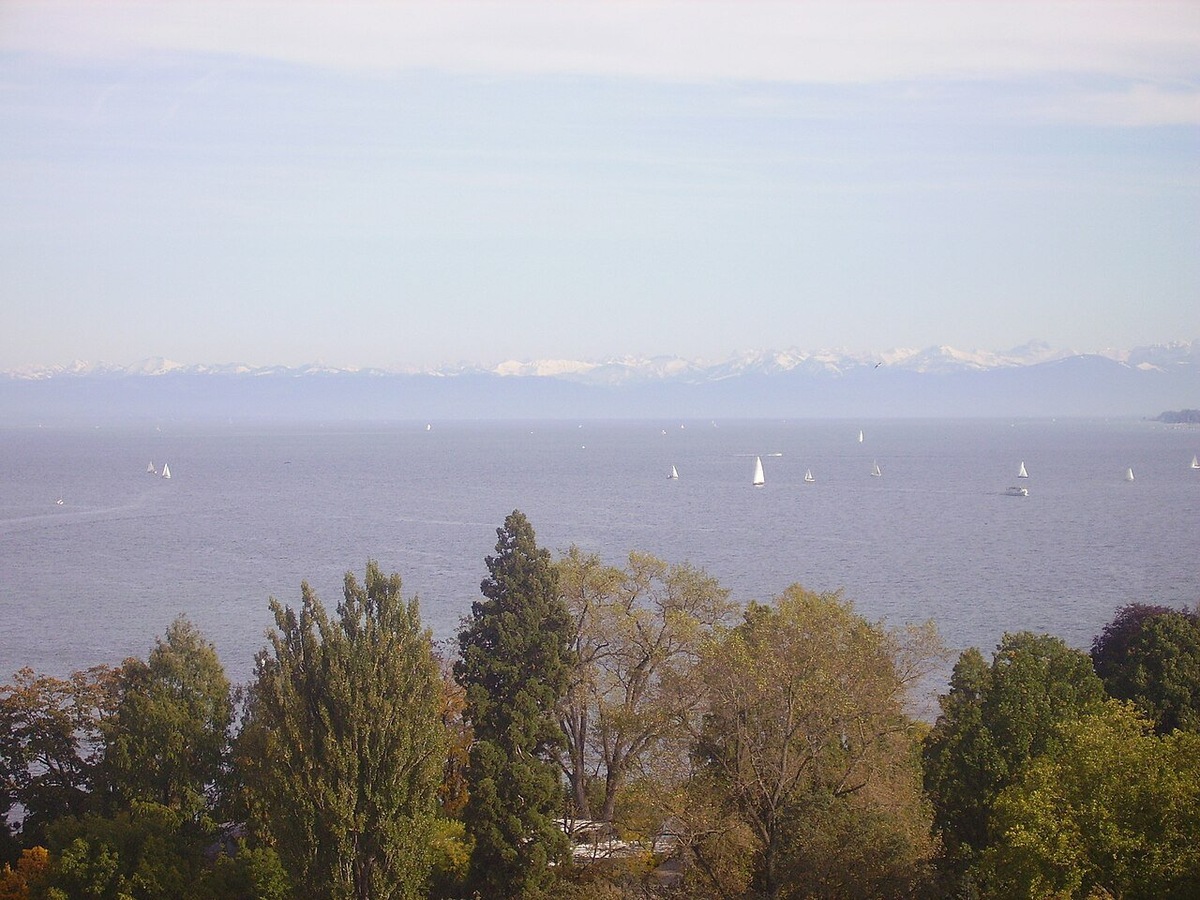    Крупнейшее озеро Германии Бодензее омывает также берега Австрии и Швейцарии