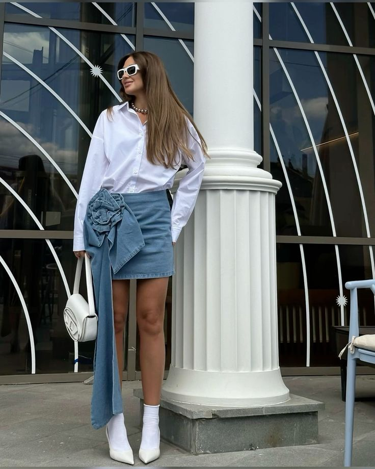 Осмотрите шкаф: яркие oversize 2020-х легко адаптировать под трендовые силуэты 1960-х с буфами или мини-юбками