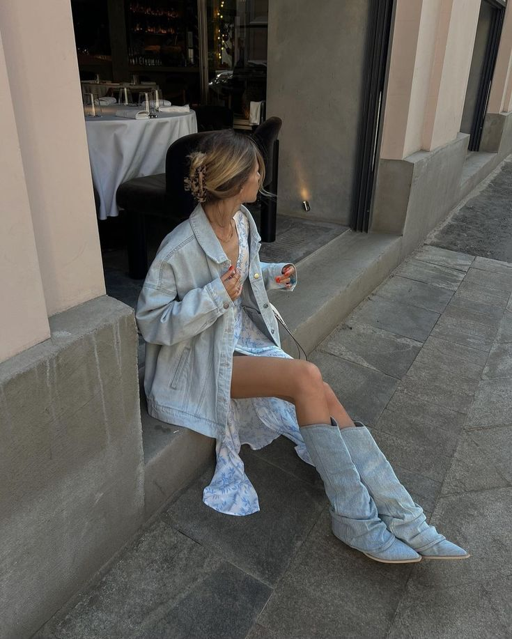 Джинса остается ключевым элементом гардероба в 2026 году постоянно, эволюционируя