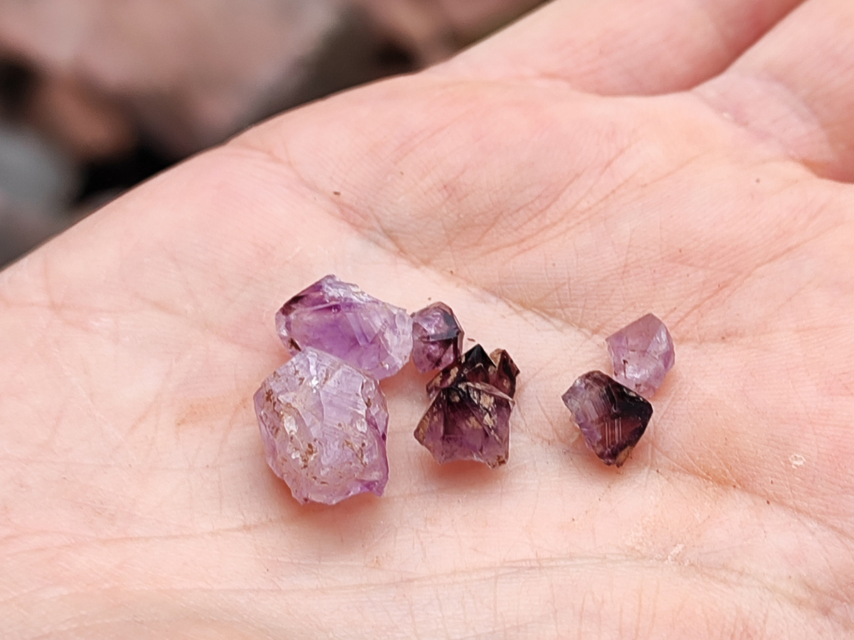 Отколовшиеся фрагменты кристаллов