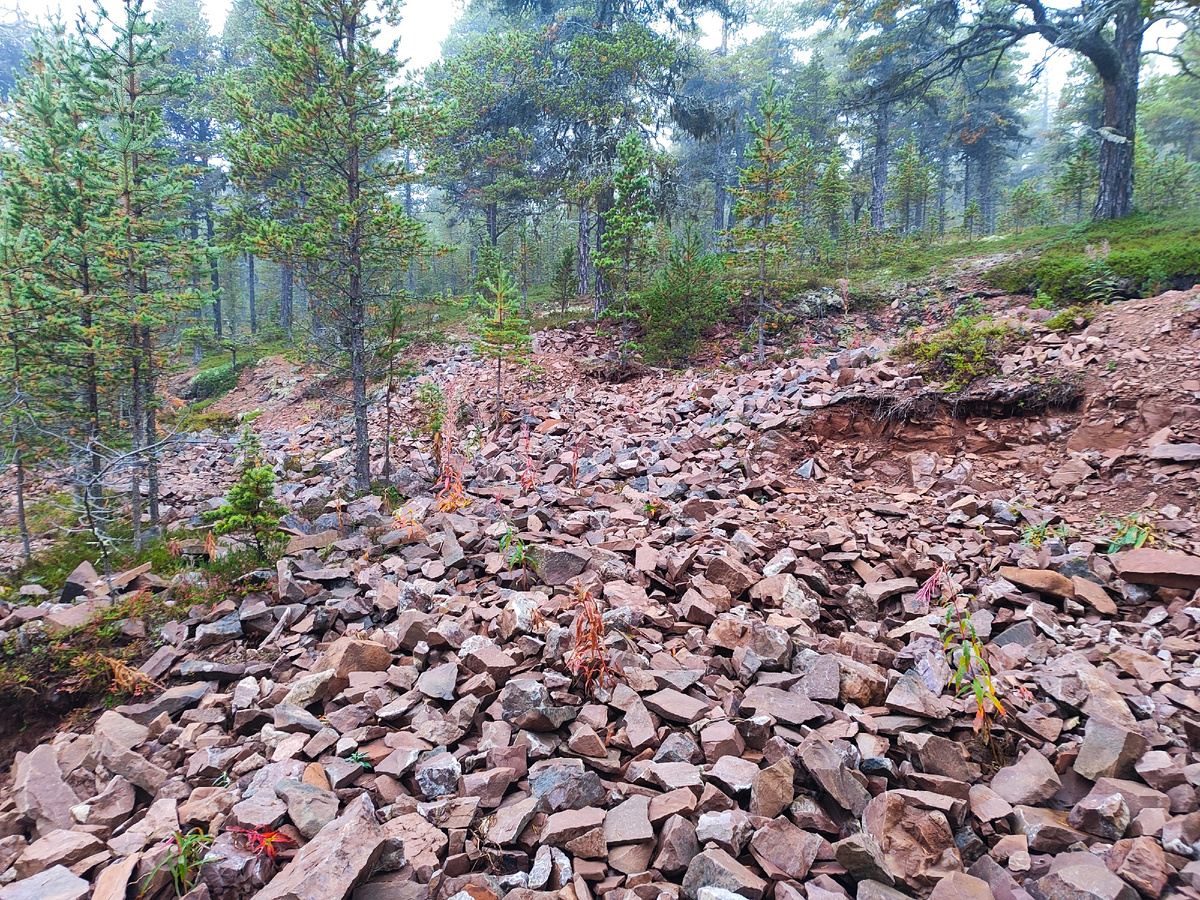 Место разработки камней