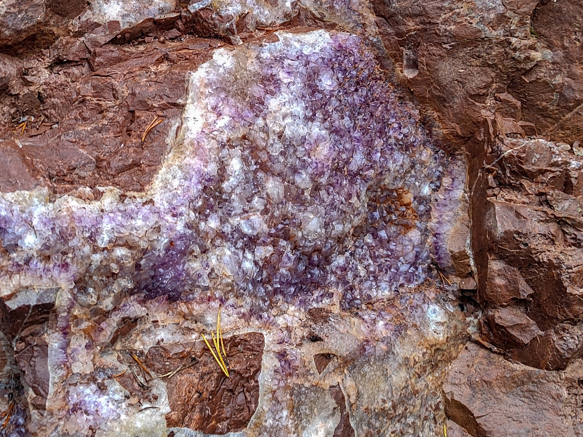 Жила выходит на поверхность (это крупный план)