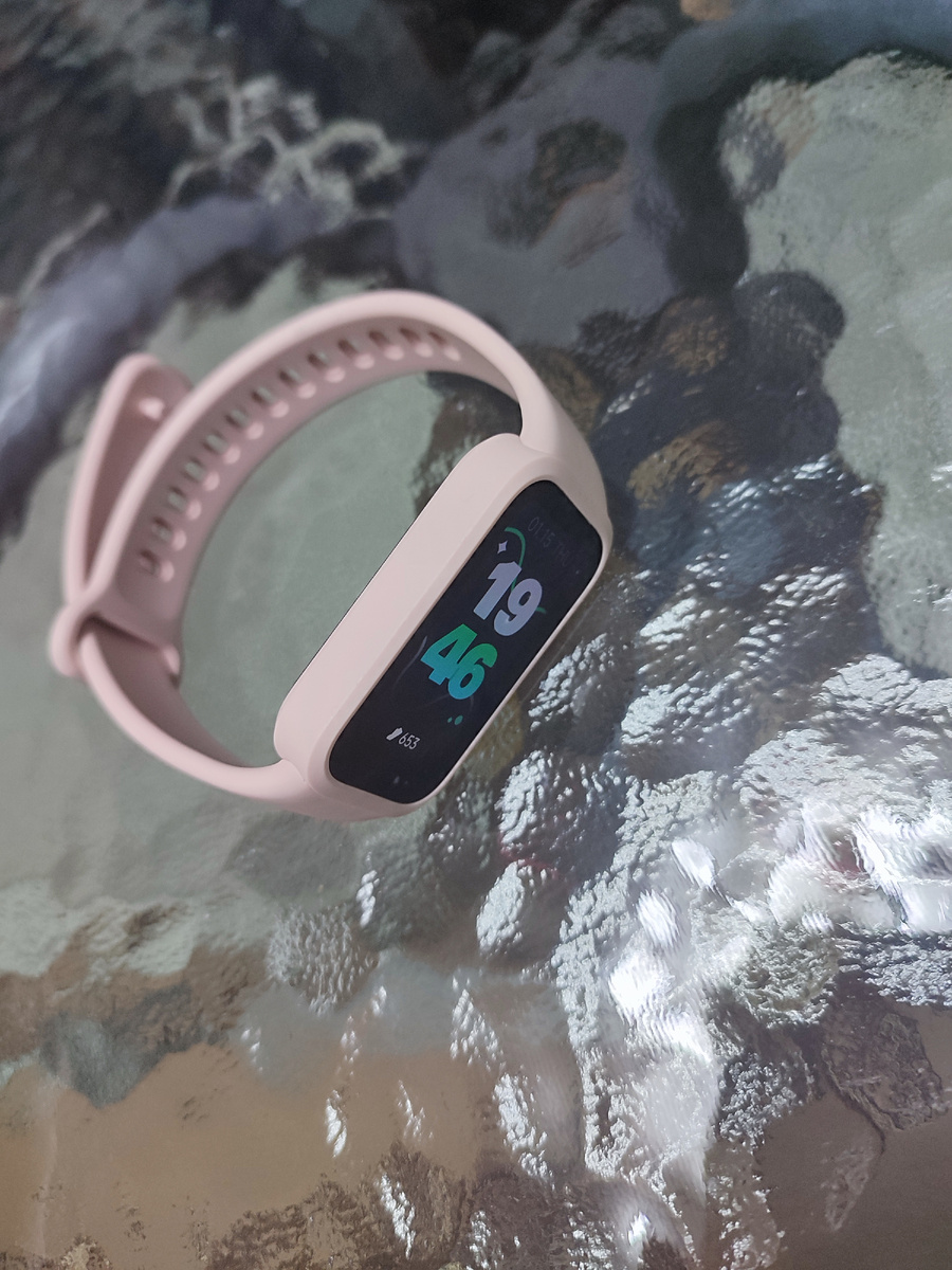 Вот такой браслетик, были ещё белый, фиолетовый и чёрный цвета, я выбрала розовый посветлее, циферблат можно подобрать под свой вкус