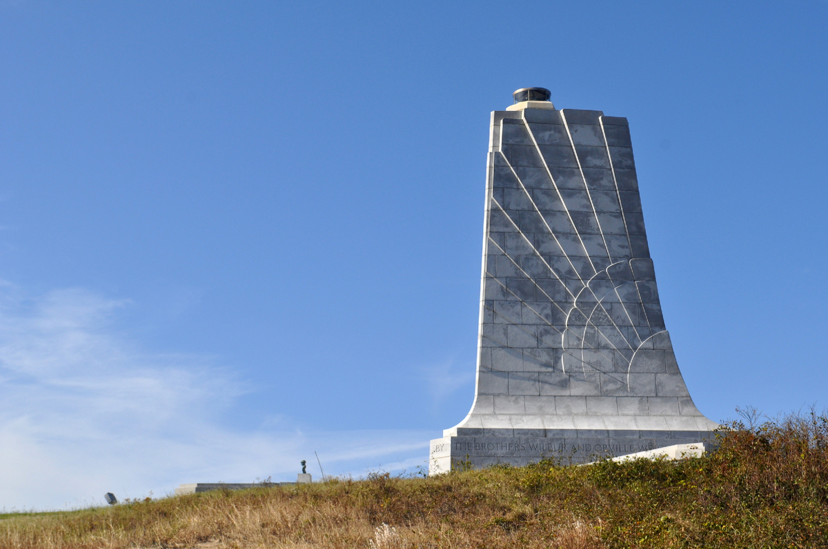 Мемориал посвященный первому пилотируемому полету братьев Райт